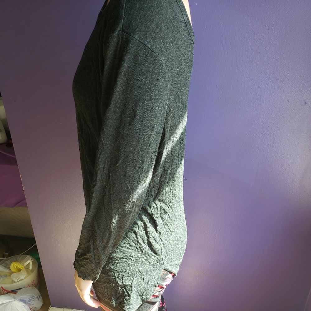 Top. - Picture 3 of 4